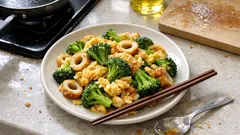 마요네즈·간장으로 고소하게—브로콜리 치쿠와 달걀볶음, 데치고 볶기만 하면 끝