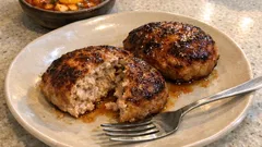 순두부 한 스푼으로 촉촉해지는 돼지+닭 함박스테이크, 팬 하나로 간단하게