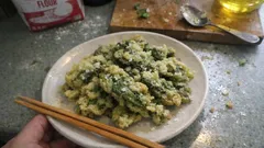 봄 제철 코모치 다카나 튀김—비닐봉지로 밀가루 입혀 1~2분 바삭하게