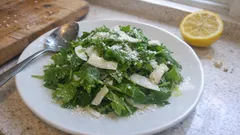 카레 옆에 딱, 쑥갓·코코넛 샐러드: 레몬즙으로 산뜻하게 정리하는 한 접시