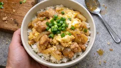 한 팬으로 10분대 완성—달큰한 간장 닭고기 오야코동 덮밥, 반숙 계란까지