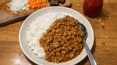 바쁠 때 딱, 돼지고기 키마카레 초간단 레시피—케첩 한 스푼으로 더 부드럽게