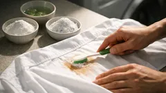 베이킹소다·과탄산·주방세제로 옷 얼룩 전처리하는 5단계