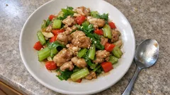 아삭한 셀러리와 닭다리살 볶음—달걀+전분 코팅으로 촉촉하게