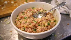 질척임 없이 깔끔하게: 양배추 절여 만드는 야채 듬뿍 교자 만두소