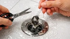 샤워 배수구 막힘, 빨대 하나로 머리카락 덩어리 끌어올리는 초간단 방법