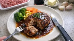 치대지 않고 트레이째 굽는 초간단 함박스테이크—버터간장 구이소스로 촉촉하게