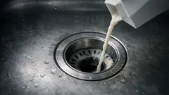 상한 우유, 싱크대에 버리면 안 되는 이유와 안전한 처리법