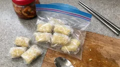생강 한 번 손질해 두면 요리가 빨라져요: 15g 소분 랩 접기 냉동 보관법