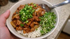 대파·양파 듬뿍, 생강 향이 살리는 돼지고기 덮밥 레시피(윤기 간장양념)