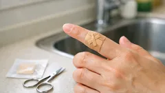 손가락 밴드 안 떨어지게 붙이는 법, 가위로 ‘절개’ 한 번이면 끝