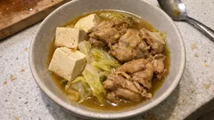 담백한 일본식 니모노—닭다리살·배추·두부를 간장다시로 부드럽게 졸이는 조림