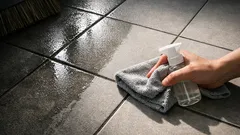 현관에 물 뿌리기 전에 꼭 알아야 할 습기 위험과 저수분 청소 루틴