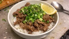 팬 하나로 완성하는 네기시오규동: 소금타레+레몬으로 깔끔한 소고기 덮밥