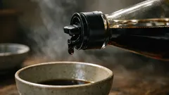 간장 병이 한 번에 쏟아질 때, 내뚜껑 반만 올리면 해결됩니다