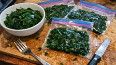 생미역 데치지 말고 소분 냉동하는 법—국 끓일 때 얼린 채로 바로 넣어요