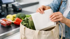 구겨진 에코백 끝, 가방 속이 깔끔해지는 에코백 접는 법 3가지