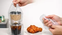 편의점 비닐봉지로 컵 음료 2개 안 쏟는 초간단 방법