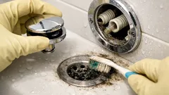 욕실 청소했는데도 냄새 난다면, 놓치기 쉬운 3곳부터 확인하세요