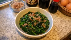 도시락 반찬 고민 끝—물기만 제대로 잡으면 맛이 살아나는 시금치 오카카 무침