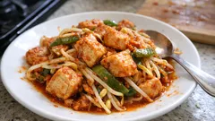 팬 하나로 끝—황새치 넣은 매콤 김치볶음, 숙주까지 아삭하게