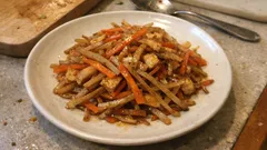 유부 넣어 더 고소한 킨피라 우엉—아삭한 식감 살려 간장윤기 볶는 법